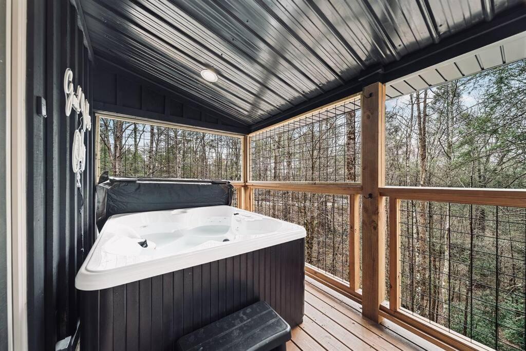 Honeymoon Couples Cabin Secluded, Hot Tub, Views Sevierville Exterior photo