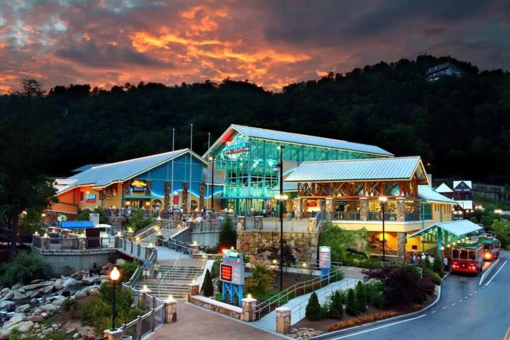 Honeymoon Couples Cabin Secluded, Hot Tub, Views Sevierville Exterior photo